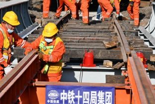 胶济铁路青岛海岸路钢梁桥钢梁更换作业