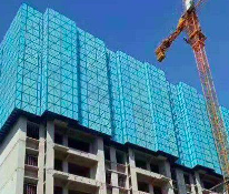 建筑工地上安装爬架的方法