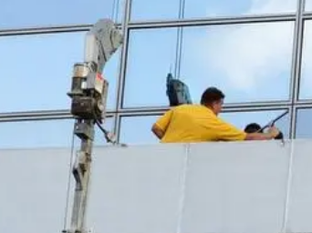 高空玻璃清洗做好安全防护（电动吊篮清洗高空玻璃墙的注意事项）