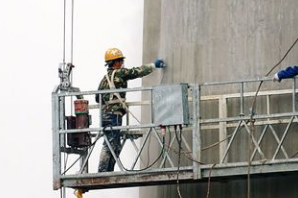 桥墩样板漆涂抹工人佩戴防坠器